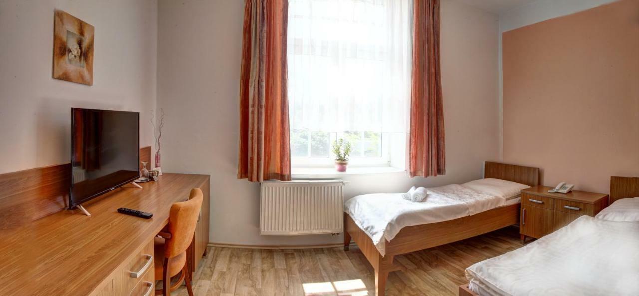 Penzion Tillerova Vila Lázně Bohdaneč Exterior foto