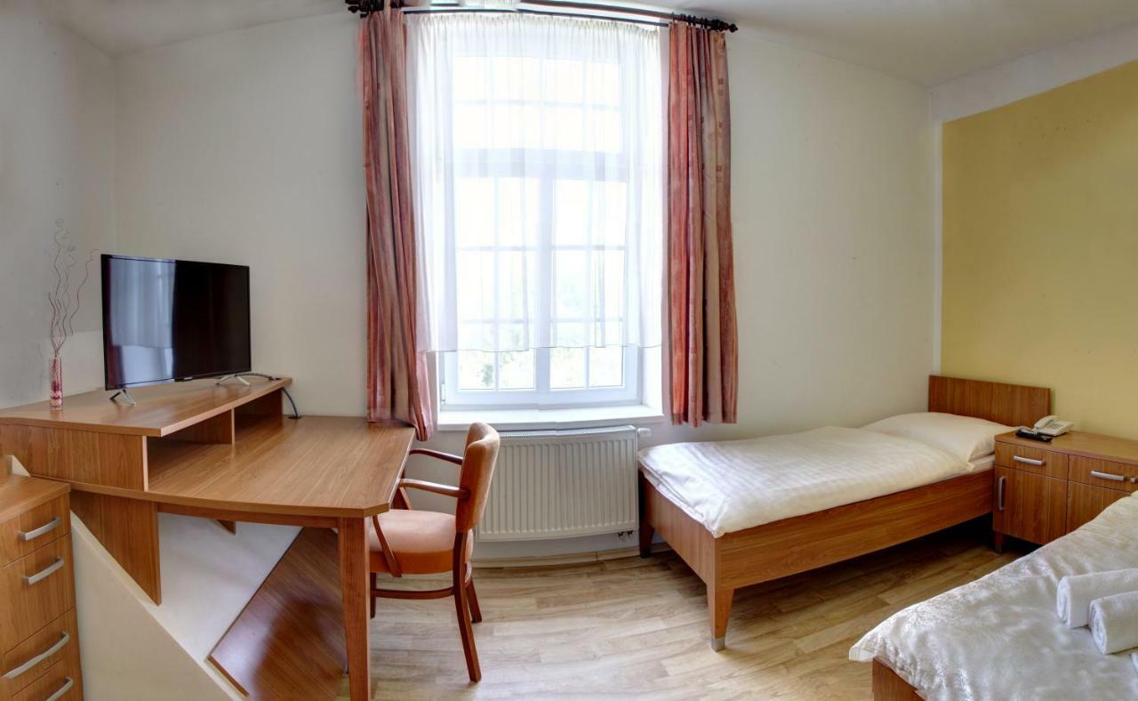 Penzion Tillerova Vila Lázně Bohdaneč Exterior foto